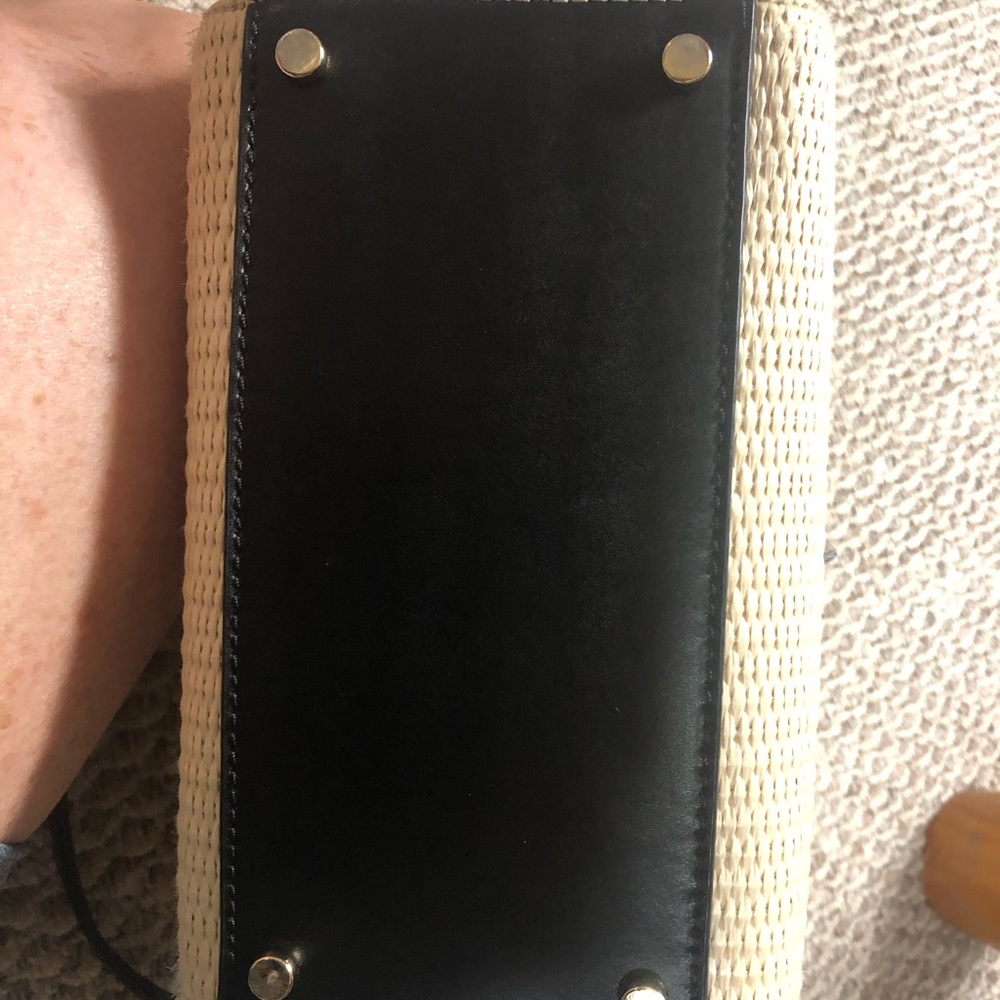 Elegant Black and Cream Handbag - Picture 11 of 13